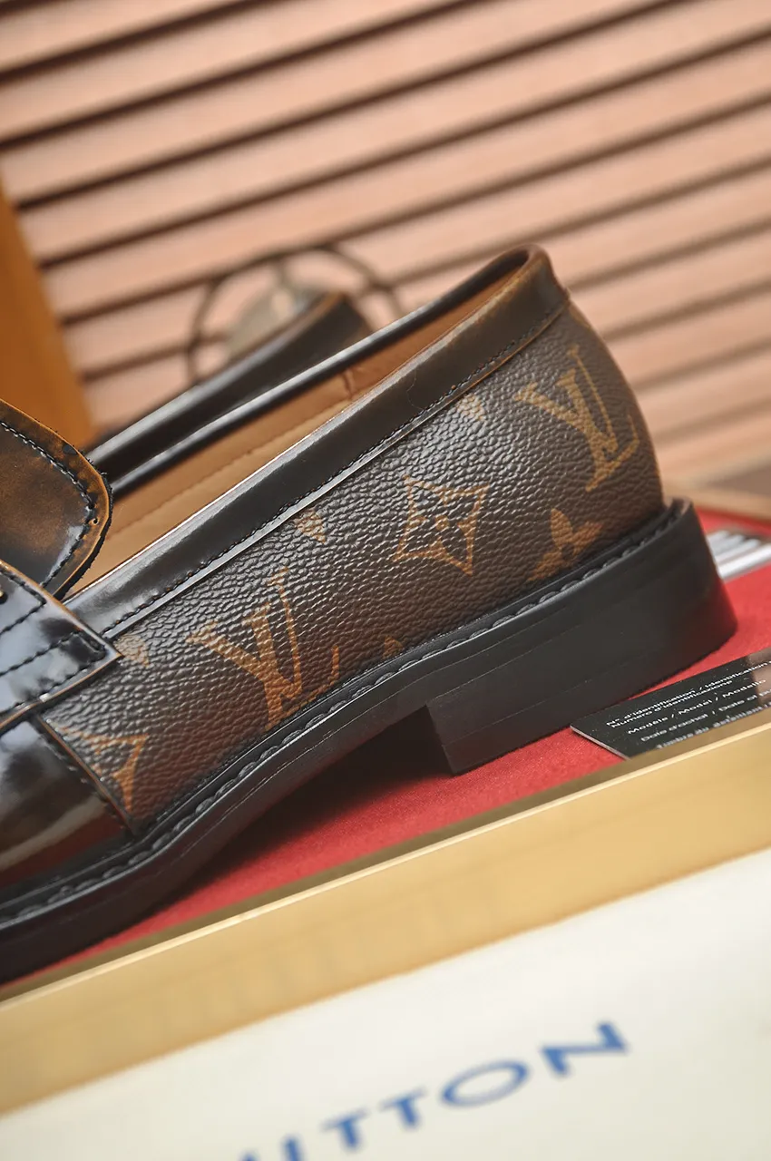 Men's men's shoes 💰460💶 [LV] (original single cowhide lining) 🍀LV's latest genuine leather business suit shoes are launched simultaneously on the official website. The first-layer cowhide imported from Italy is made of heavy gold, 💥1:1 rubber outsole from the official website. Versatile to wear, high-end without losing class, and the color combination is extraordinary. This four-season style is alluring when worn on your feet, showing off your big-name flair. Standard code 38-45 (45 customized)